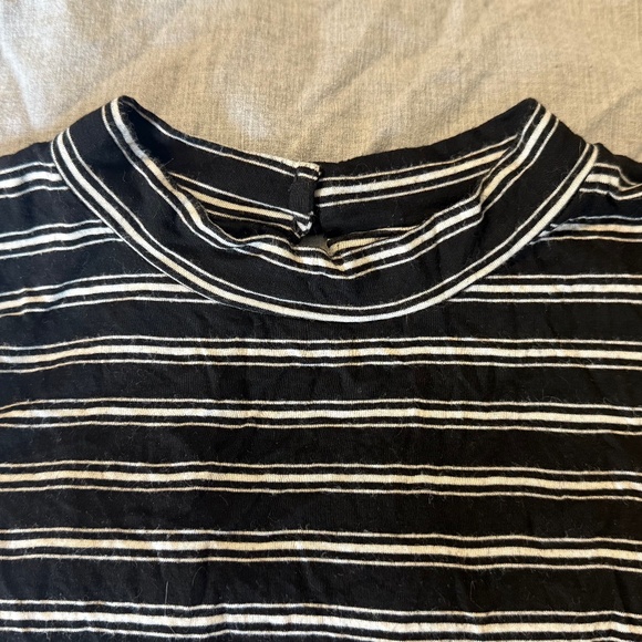 Open Back Cropped Tank - Picture 2 of 8